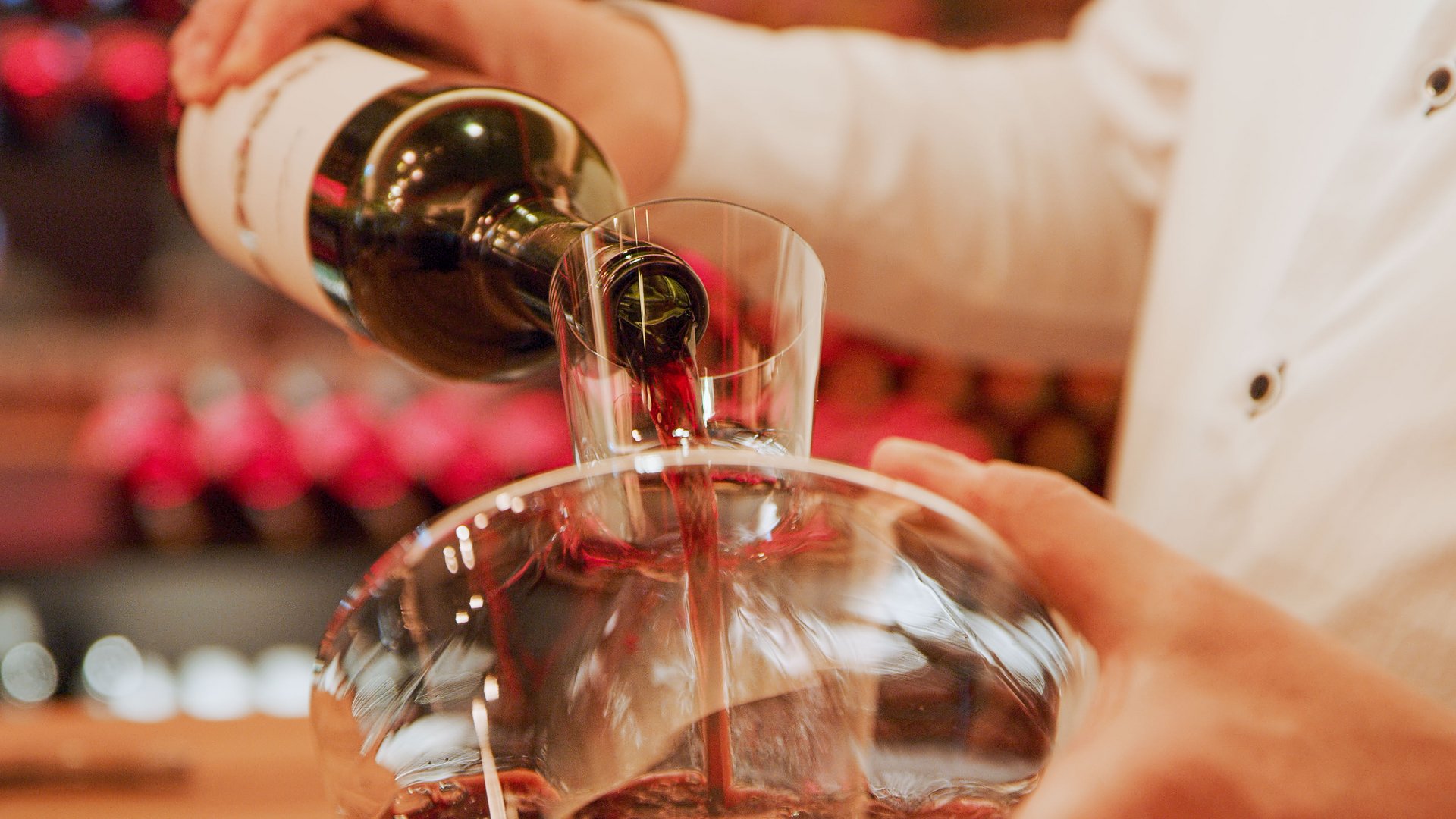 Hotel Sonnenhof Rotwein wird in einen Dekanter gegossen