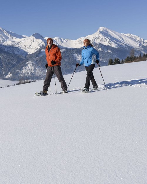 Hotel Sonnenhof Zwei Personen mit Schneeschuhen wandern im Winter in verschneiter Berglandschaft