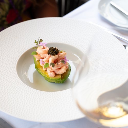 Hotel Sonnenhof Garnelen und Kaviar auf Avocadohälfte auf weißem Teller angerichtet