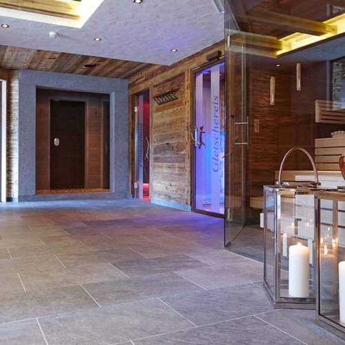 Hotel Sonnenhof Moderner Wellnessbereich mit Sauna und großen Kerzenlaternen
