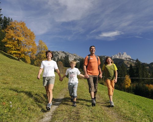Hotel Sonnenhof Familie wandert im Herbst auf einem Pfad in den Bergen bei sonnigem Wetter