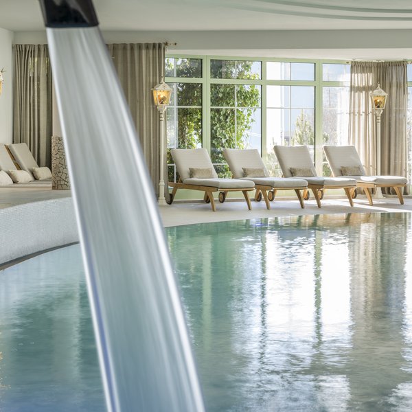 innenpool_mit_blick_in_den_garten_und_bergblick Innenpool im Hotel Sonnenhof im Tannheimertal