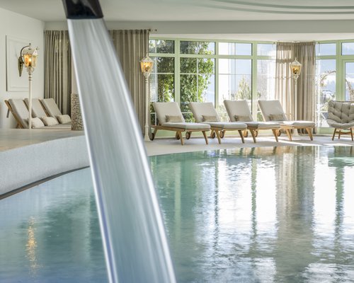 innenpool_mit_blick_in_den_garten_und_bergblick Innenpool im Hotel Sonnenhof im Tannheimertal