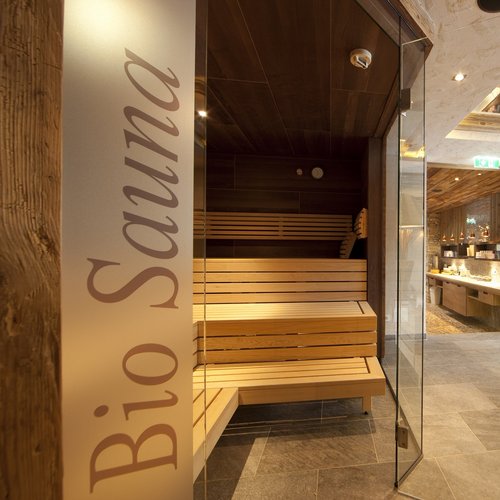 Hotel Sonnenhof Moderner Bio Sauna Innenbereich mit Holzbänken und Zugang zu einem Wellnessbereich