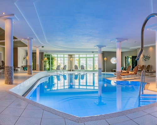 Hotel Sonnenhof Innenaufnahme eines beheizten Hotel-Schwimmbeckens mit Liegestühlen und Handtüchern