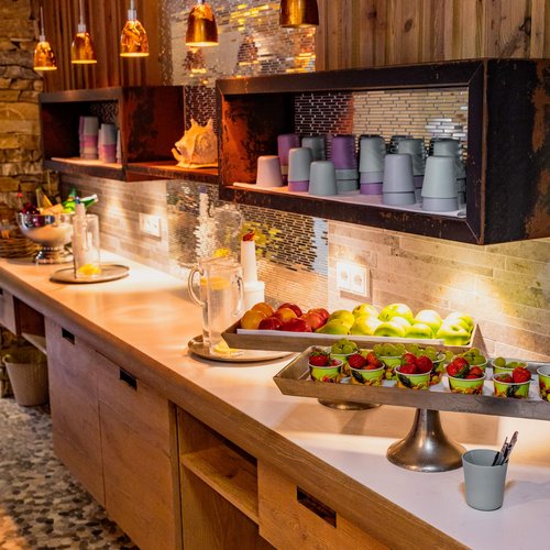 Hotel Sonnenhof Buffet mit Obst und Getränken in gemütlicher Holzraumbeleuchtung