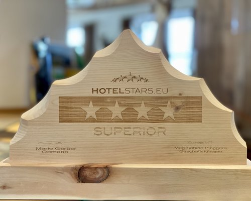 Hotel Sonnenhof Vier-Sterne-Superior Hotelbewertungsanzeige aus Holz von Hotelstars.eu