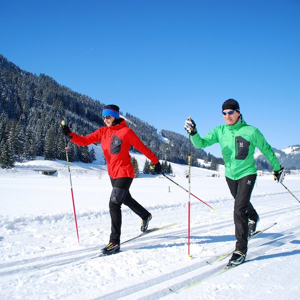 Hotel Sonnenhof Zwei Personen beim Langlaufen auf schneebedeckter Loipe bei sonnigem Winterwetter