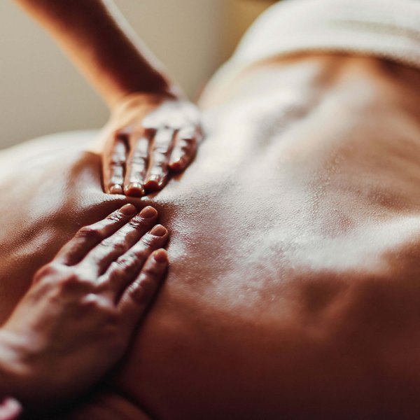 Hotel Sonnenhof Nahaufnahme einer Rückenmassage mit öl auf nackter Haut