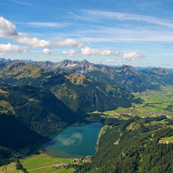 Hotel Sonnenhof Bergsee und Tal in den Alpen unter blauem Himmel mit Wolken