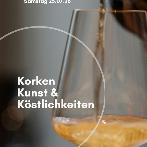 Sommerfest „Korken, Kunst & Köstlichkeiten“ – Sonnenhof Tannheimer Tal Gefülltes Weißweinglas beim Sommerfest „Korken, Kunst & Köstlichkeiten“ im Sonnenhof im Tannheimer Tal.