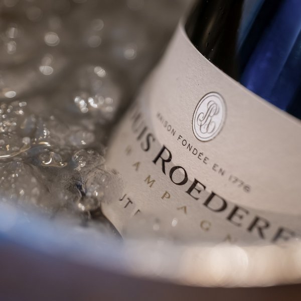 Hotel Sonnenhof Flasche Louis Roederer Champagner in Eisbehälter gekühlt