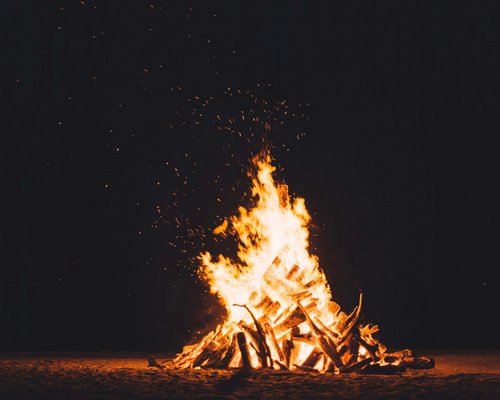 Hotel Sonnenhof Großes Lagerfeuer in der Nacht auf Sandboden
