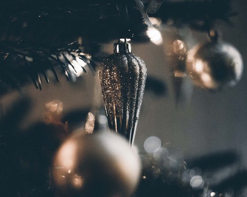 Hotel Sonnenhof Nahaufnahme von einem glitzernden Weihnachtsbaumschmuck an einem Tannenbaum