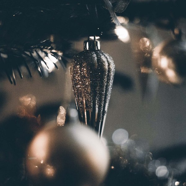 Hotel Sonnenhof Nahaufnahme von einem glitzernden Weihnachtsbaumschmuck an einem Tannenbaum
