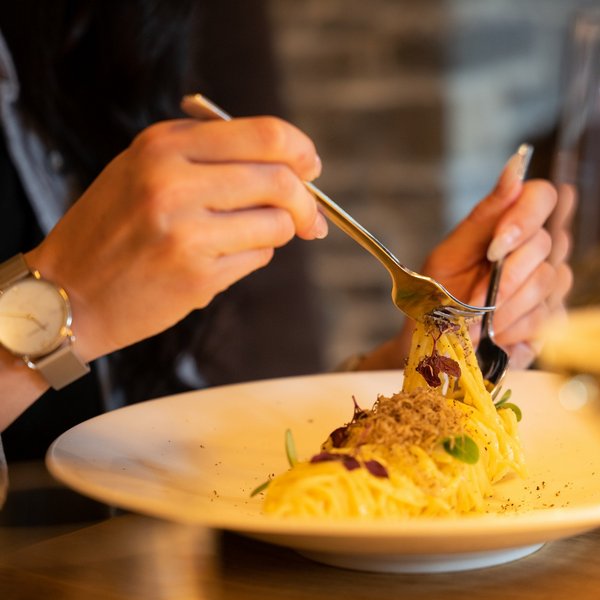 Hotel Sonnenhof Frau isst Spaghetti mit Trüffel in einem Restaurant