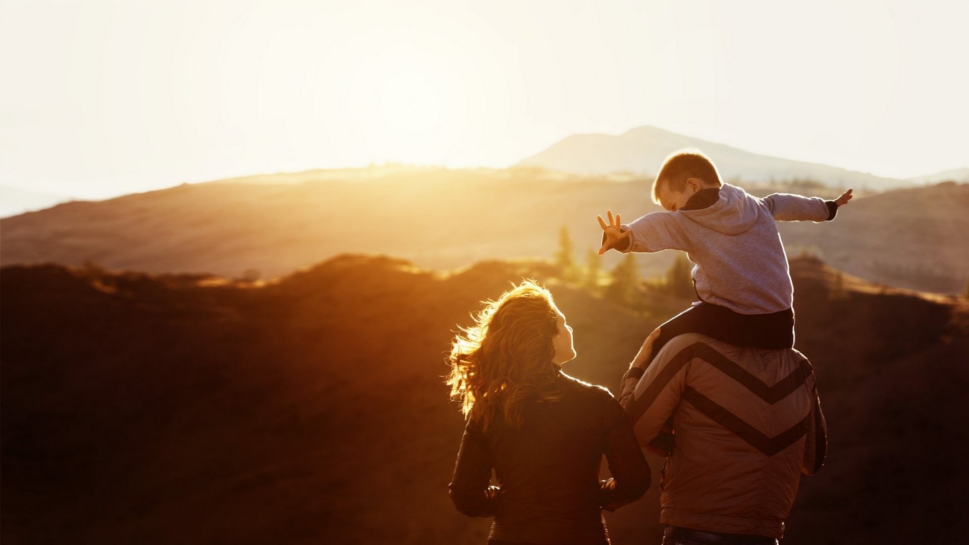 Hotel Sonnenhof Familie genießt den Sonnenuntergang in den Bergen