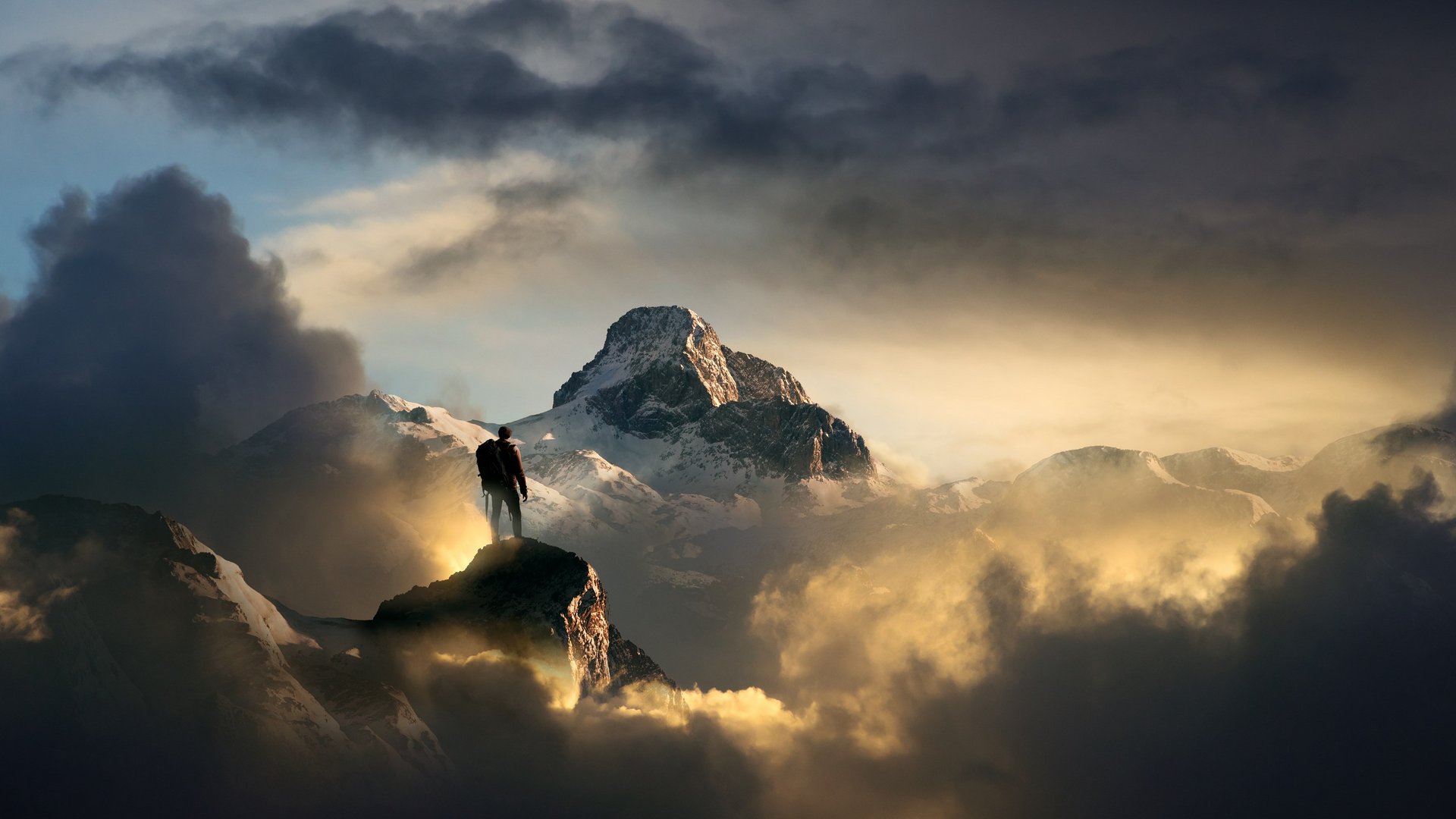 Hotel Sonnenhof Wanderer auf einem Berggipfel umgeben von Wolken bei Sonnenuntergang