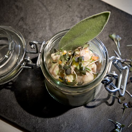 Hotel Sonnenhof Frisch zubereitetes Gericht im Einmachglas mit Kräutern und Salbeiblatt